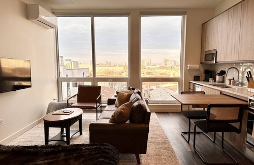 Pulaski Park Apartamento | Luxury River West High-Rise N3 Gym+Rooftop+Skyline