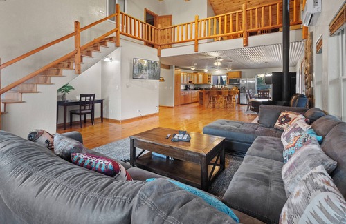 Red River Casa | Luxury Riverfront Cabin "Moe's Riverside Lodge" Pool Table-WIFI-AC-Pet Friendly