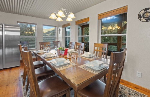 Red River Casa | Luxury Riverfront Cabin "Moe's Riverside Lodge" Pool Table-WIFI-AC-Pet Friendly