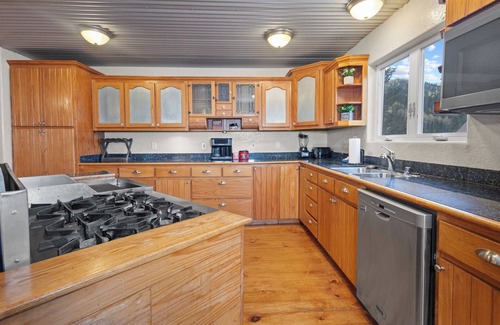 Red River Casa | Luxury Riverfront Cabin "Moe's Riverside Lodge" Pool Table-WIFI-AC-Pet Friendly