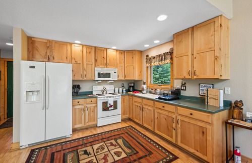 Rustic Cabina | Luxury Riverfront cabin with a HOT TUB! No cleaning fees!