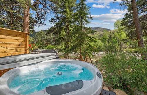 Rustic Cabina | Luxury Riverfront cabin with a HOT TUB! No cleaning fees!