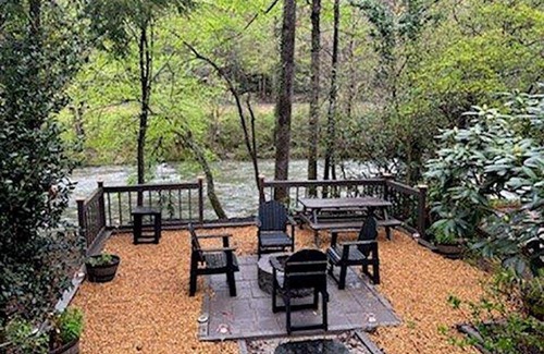 East Ellijay Apartamento | Luxury Riverfront Getaway with Fire Pit and Private Deck