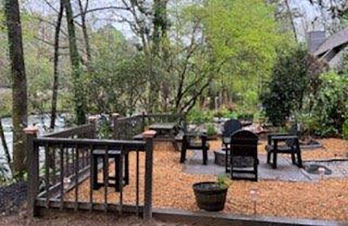 East Ellijay Apartamento | Luxury Riverfront Getaway with Fire Pit and Private Deck