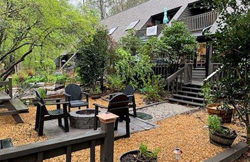 East Ellijay Apartamento | Luxury Riverfront Getaway with Fire Pit and Private Deck