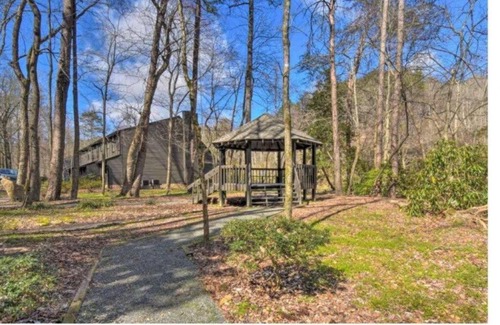 East Ellijay Apartamento | Luxury Riverfront Getaway with Fire Pit and Private Deck