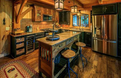 Lansing Casa | Luxury Riverfront Lodge - Sleeps 12, VIEWS, Fireplaces, Dogs OK