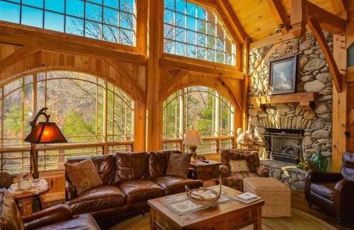Lansing Casa | Luxury Riverfront Lodge - Sleeps 12, VIEWS, Fireplaces, Dogs OK