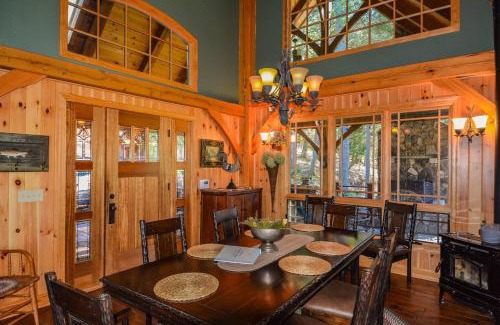 Lansing Casa | Luxury Riverfront Lodge - Sleeps 12, VIEWS, Fireplaces, Dogs OK