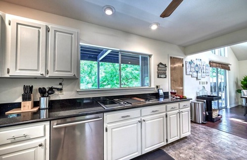 New Braunfels Casa | Luxury Riverfront Oasis With Boat Dock-grill-firepit!