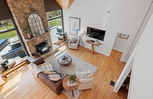 North Woodstock Casa | Luxury Riverfront Retreat Hot Tub, Game Room, Gym