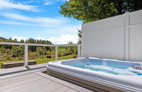 North Woodstock Casa | Luxury Riverfront Retreat Hot Tub, Game Room, Gym