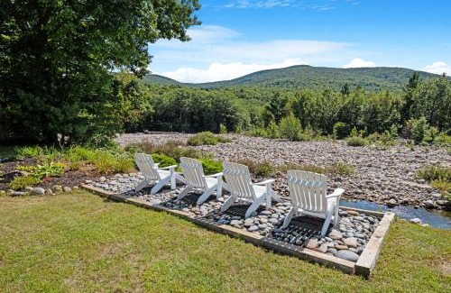 North Woodstock Casa | Luxury Riverfront Retreat Hot Tub, Game Room, Gym
