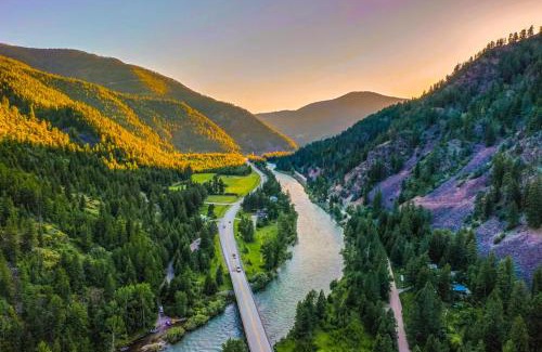 Missoula Casa | Luxury Riverfront Retreat on Montanas Iconic Blackfoot River with Hot Tub