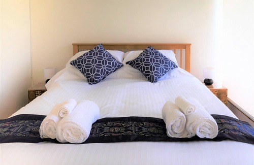 Liskeard Cabina | Luxury riverside lodge with covered terrace