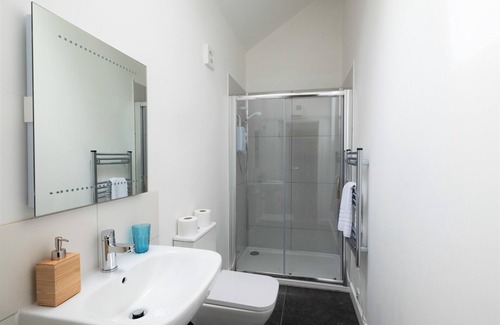 Liskeard Cabina | Luxury riverside lodge with covered terrace