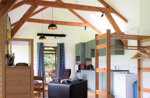 Liskeard Cabina | Luxury riverside lodge with covered terrace