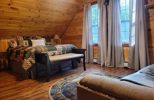 Abbot Cabina | Luxury Riverside Lodging cozy comfort in Abbot Maine 15 mins to Moosehead Lake