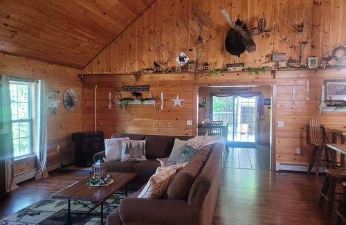 Abbot Cabina | Luxury Riverside Lodging cozy comfort in Abbot Maine 15 mins to Moosehead Lake