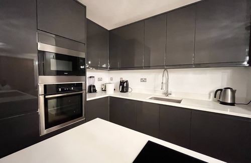 Crofton Park Apartamento | Luxury Riverside Retreat with Bath Jacuzzi in Central London