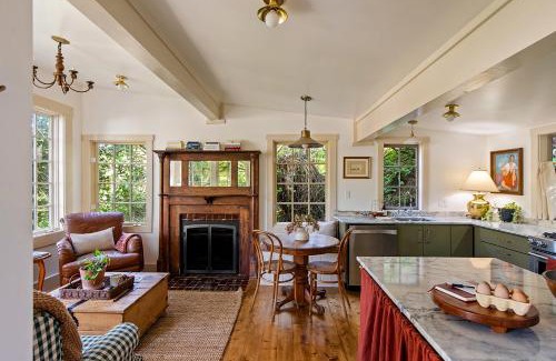 Duncans Mills Casa | Luxury Riverview Cottage - walk to town & trails