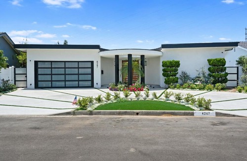 Baldwin Hills Casa | Luxury Room in Luxury Villa in Los Angeles with DTLA City & Pacific Ocean Views