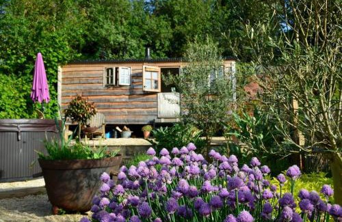 Belluton Chalet De Esquí | Luxury, rural Shepherds Hut with hot tub nr Bath