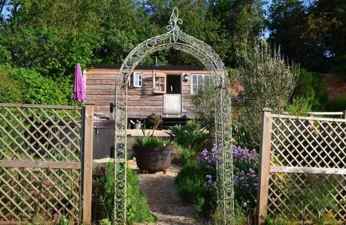 Belluton Chalet De Esquí | Luxury, rural Shepherds Hut with hot tub nr Bath