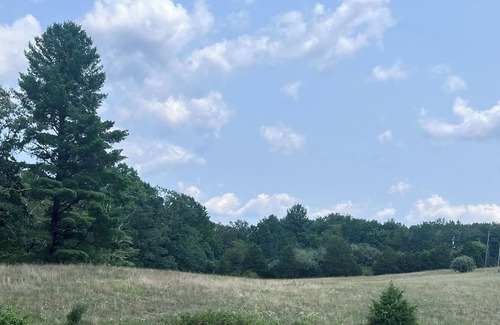 Spottswood Casa | Luxury RV Nestled on 50 Acres at Augusta Retreat/picnic Table/mountain