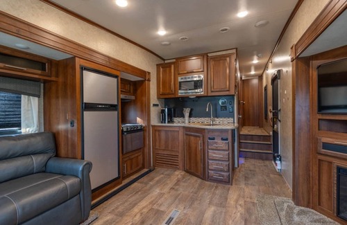 Stanton Casa | Luxury RV Retreat with Full Amenities – Serene Wooded Stay near Red River Gorge