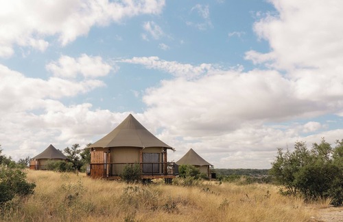 Johnson City Alquiler De RV | Luxury Safari Tents on 96 acres in the Texas Hill Country