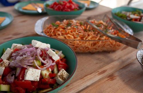 Alimos Alquiler De Eote | Luxury Sailing Cruises in Athens with Traditional Greek Cuisine and Drinks