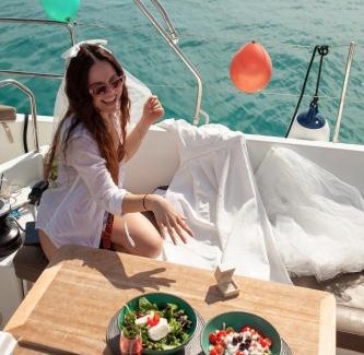 Alimos Alquiler De Eote | Luxury Sailing Cruises in Athens with Traditional Greek Cuisine and Drinks