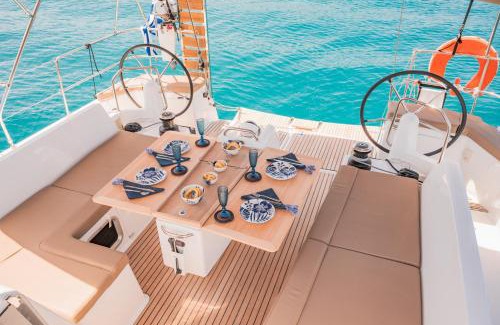 Alimos Alquiler De Eote | Luxury Sailing Cruises in Athens with Traditional Greek Cuisine and Drinks