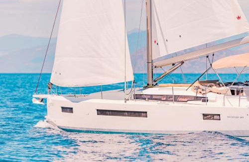 Alimos Alquiler De Eote | Luxury Sailing Cruises in Athens with Traditional Greek Cuisine and Drinks