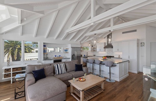 Carpinteria Casa | Luxury Sandcastle Beachfront! Sleeps 8 - Walk Everywhere!