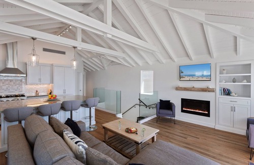 Carpinteria Casa | Luxury Sandcastle Beachfront! Sleeps 8 - Walk Everywhere!