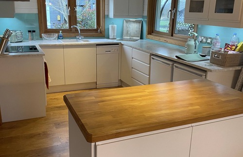 Hopton Cabina | Luxury Scandinavian lodge with HOT TUB situated on golf resort