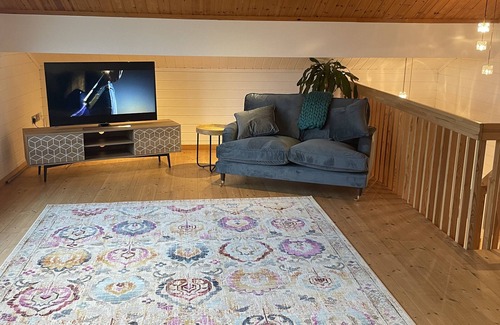 Hopton Cabina | Luxury Scandinavian lodge with HOT TUB situated on golf resort