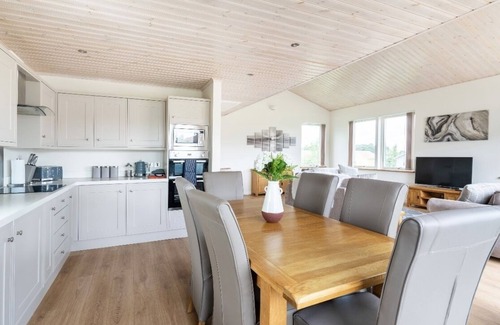 Hopton Cabina | Luxury Scandinavian style lodge with own hot tub & sauna on golf resort.
