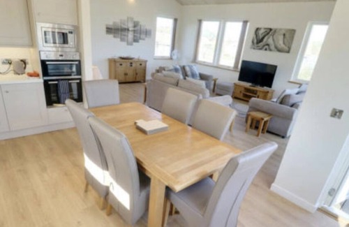 Hopton Cabina | Luxury Scandinavian style lodge with own hot tub & sauna on golf resort.