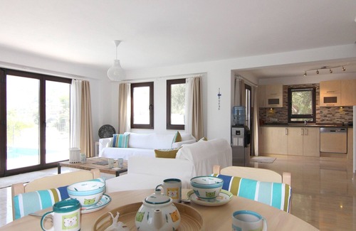 Kalkan Villa | Villa de lujo frente al mar de dos dormitorios. Impresionante piscina infinita con vistas al mar. Wi-Fi gratis