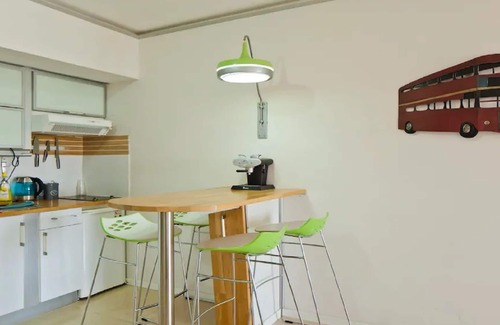 Herzliya Pituach Apartamento | Apartamento de lujo con vistas al mar y balcón