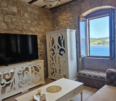 Vis Apartamento | Luxury Seafront Suite Fabri