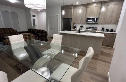 Southeast Calgary Casa | Luxury Seton Villas 4-bed with King bed & Office