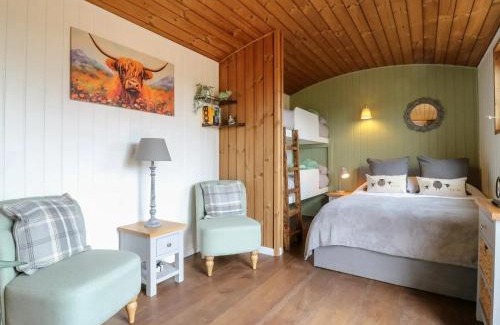 Cambridge Otro | Luxury Shepherd Hut with Private Hot Tub