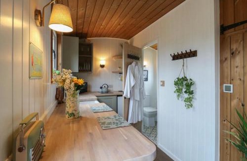 Cambridge Otro | Luxury Shepherd Hut with Private Hot Tub