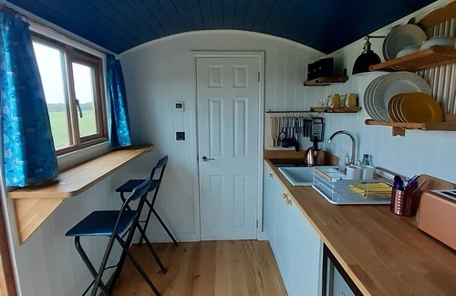Polegate Cabina | Luxury shepherd's hut with sunset veiws
