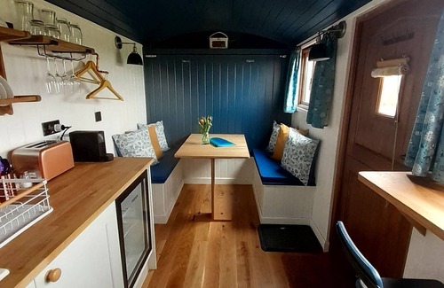 Polegate Cabina | Luxury shepherd's hut with sunset veiws