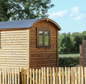 Shackerstone Otro | Luxury Shepherds Hut, Hot Tub & Fenced Garden
